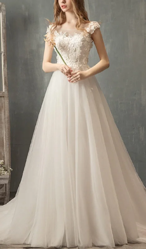 DRAG-TAILED WHITE WEDDING DRESS